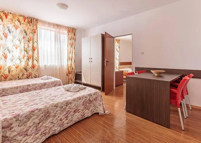 Guest Co Morenia * Σάνι Μπιτς